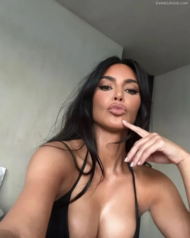 Kim Kardashian photo 13 of 4170