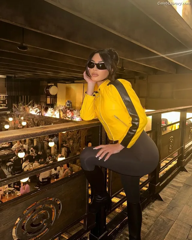 Kim Kardashian photo 8 of 4170