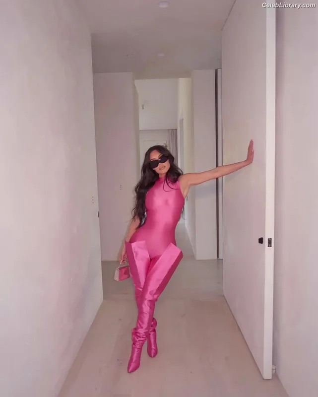 Kim Kardashian photo 10 of 4170