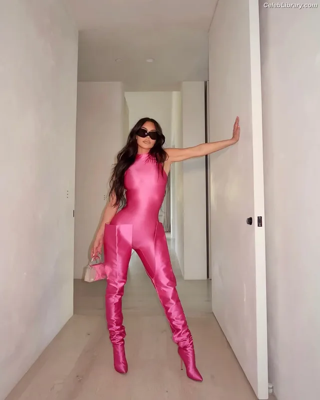 Kim Kardashian photo 12 of 4170