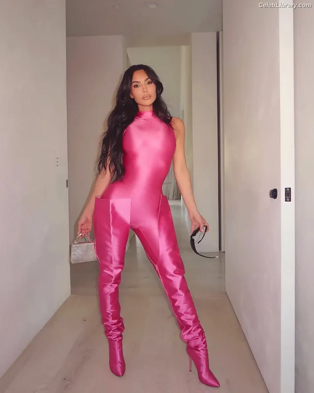 Kim Kardashian photo 14 of 4170