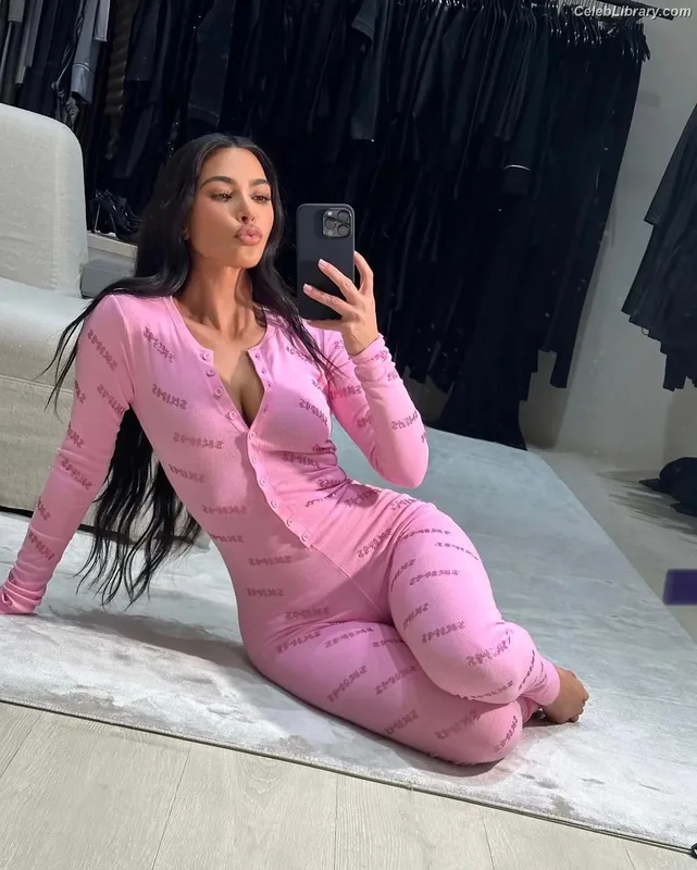 Kim Kardashian photo 17 of 4170