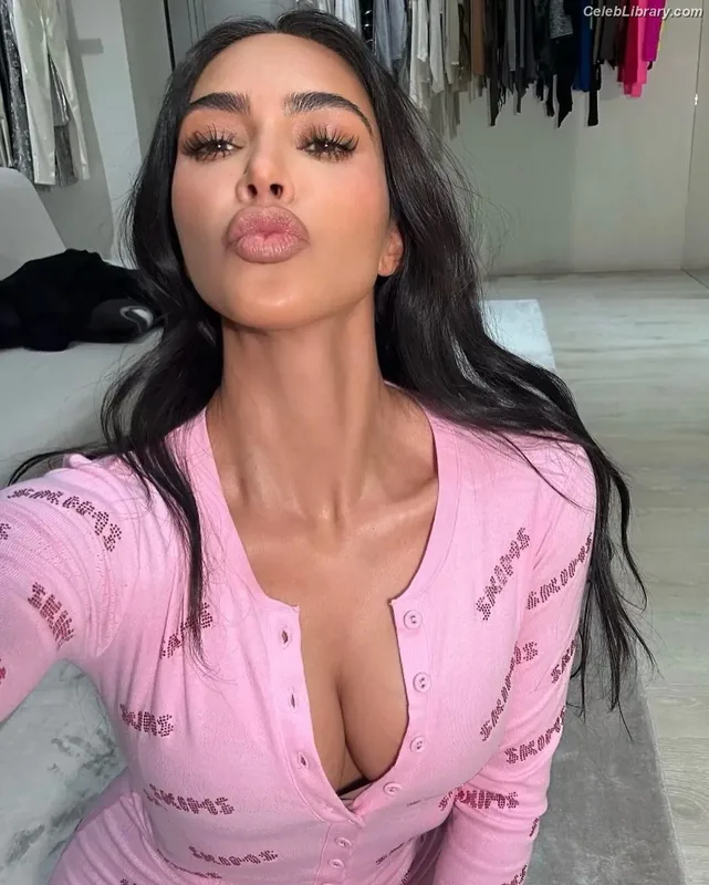 Kim Kardashian photo 18 of 4170