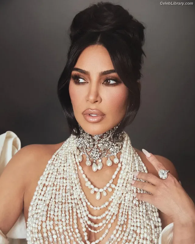 Kim Kardashian photo 19 of 4170