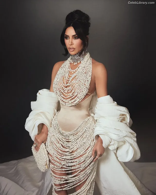 Kim Kardashian photo 21 of 4170