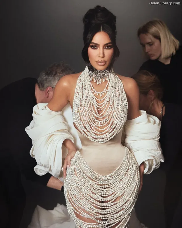 Kim Kardashian photo 23 of 4170