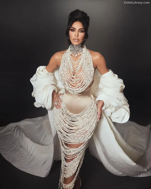 Kim Kardashian photo 24 of 4170