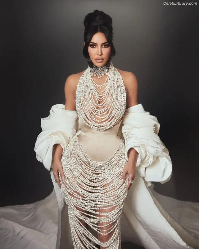 Kim Kardashian photo 1 of 4170