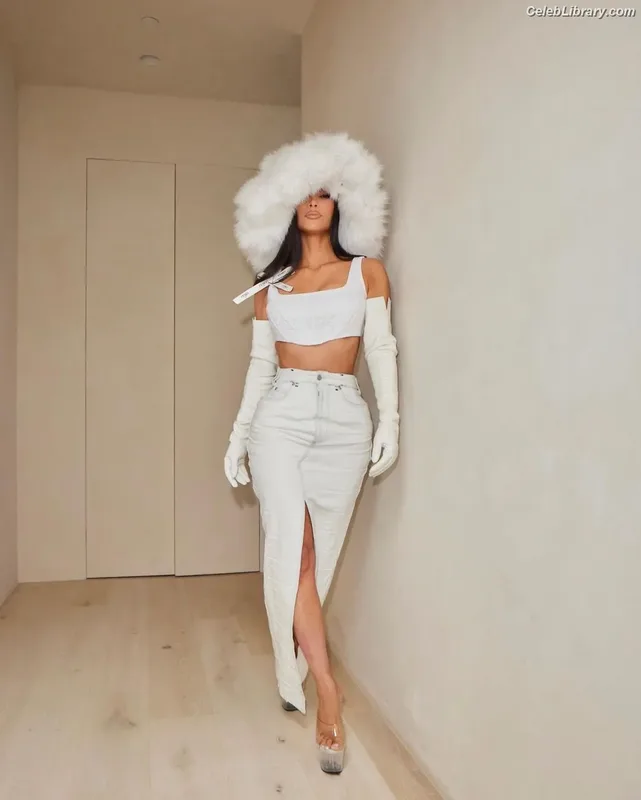 Kim Kardashian photo 2 of 4170