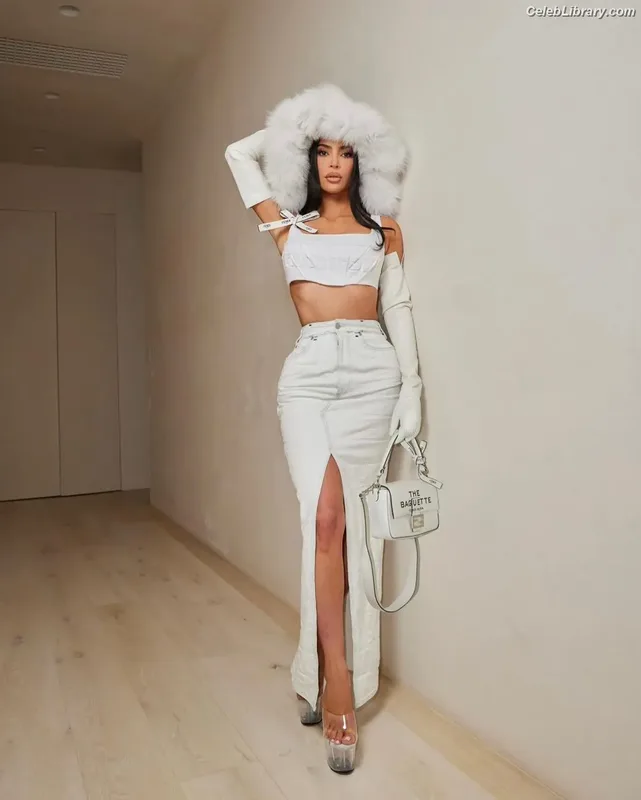 Kim Kardashian photo 3 of 4170