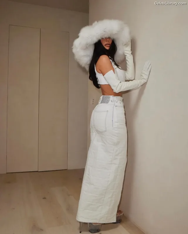 Kim Kardashian photo 4 of 4170