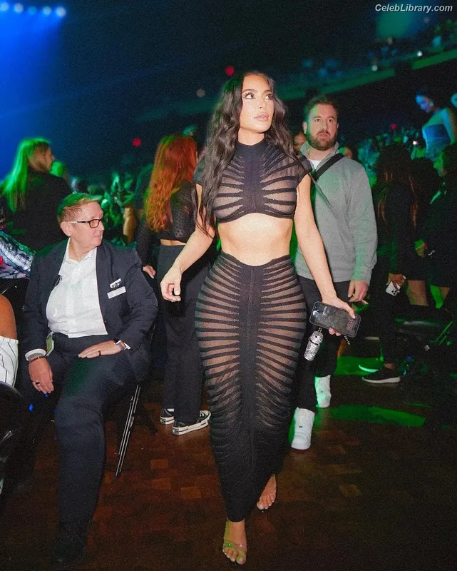 Kim Kardashian photo 5 of 4170