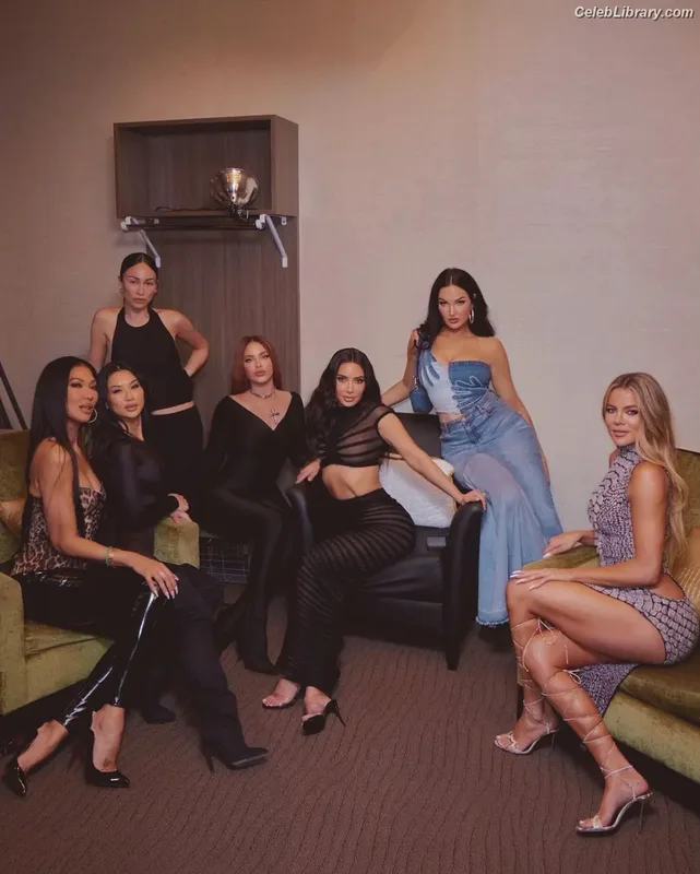 Kim Kardashian photo 12 of 4170