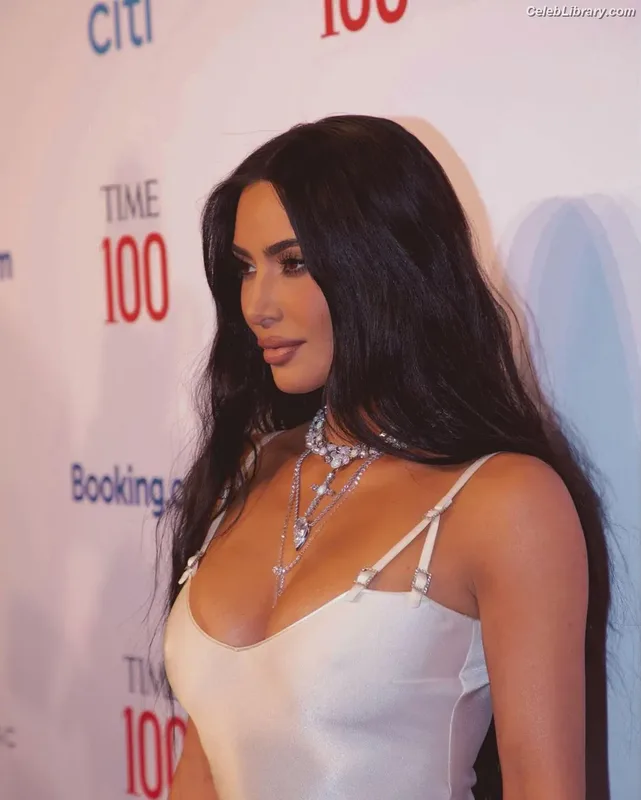 Kim Kardashian photo 15 of 4170