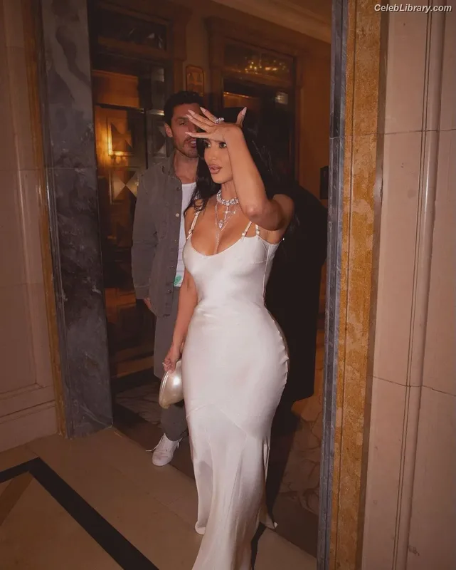 Kim Kardashian photo 17 of 4170