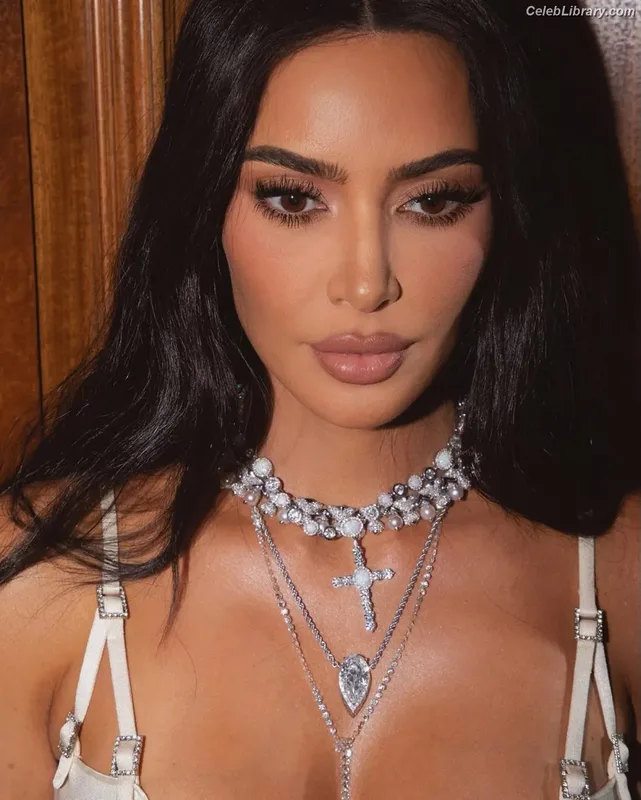 Kim Kardashian photo 18 of 4170