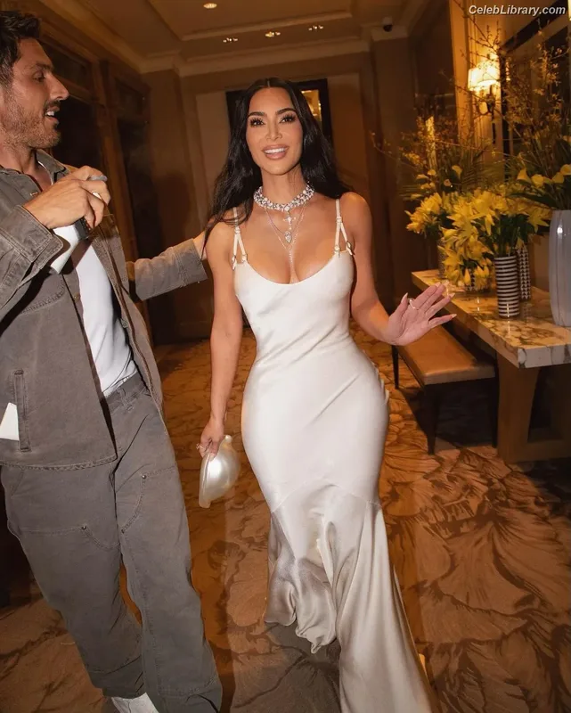 Kim Kardashian photo 19 of 4170