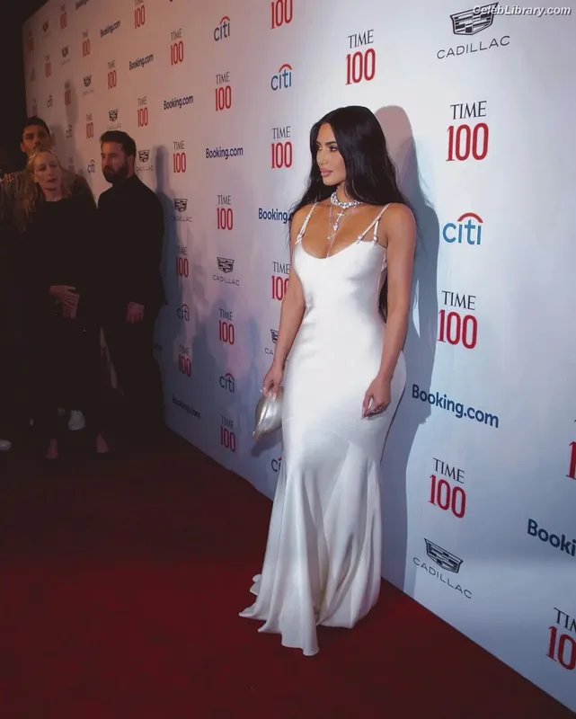 Kim Kardashian photo 22 of 4170