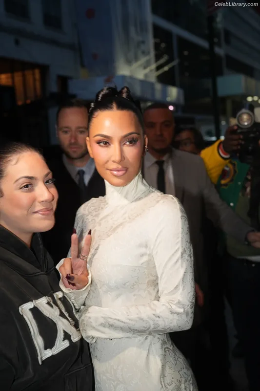 Kim Kardashian photo 14 of 4170