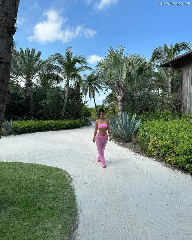 Kim Kardashian photo 16 of 4170