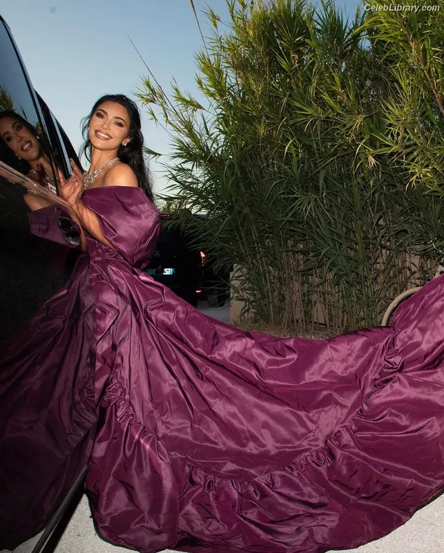 Kim Kardashian photo 17 of 4170