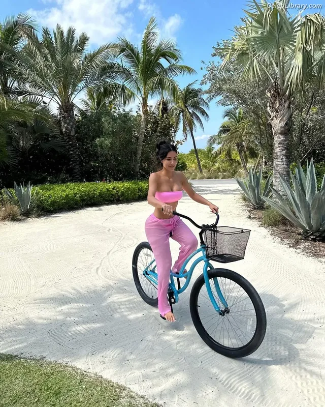 Kim Kardashian photo 20 of 4170