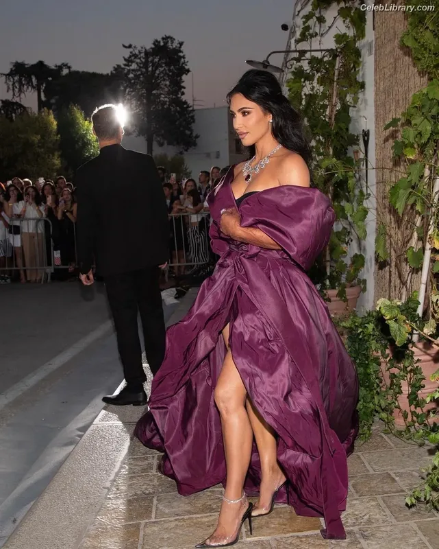 Kim Kardashian photo 21 of 4170