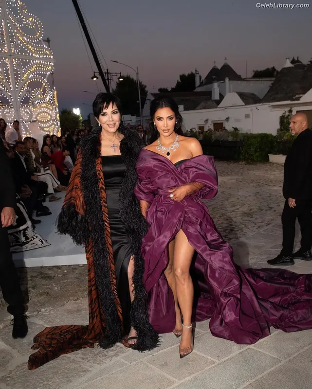 Kim Kardashian photo 22 of 4170