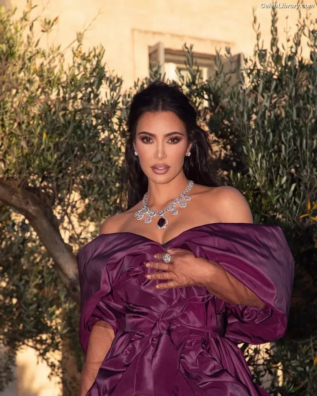 Kim Kardashian photo 1 of 4170