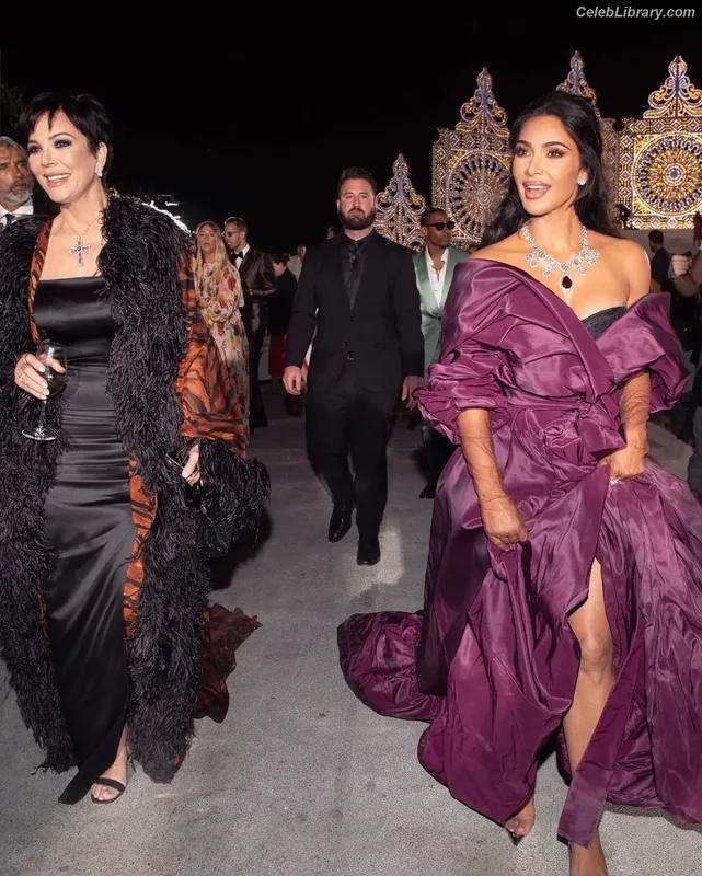 Kim Kardashian photo 4 of 4170