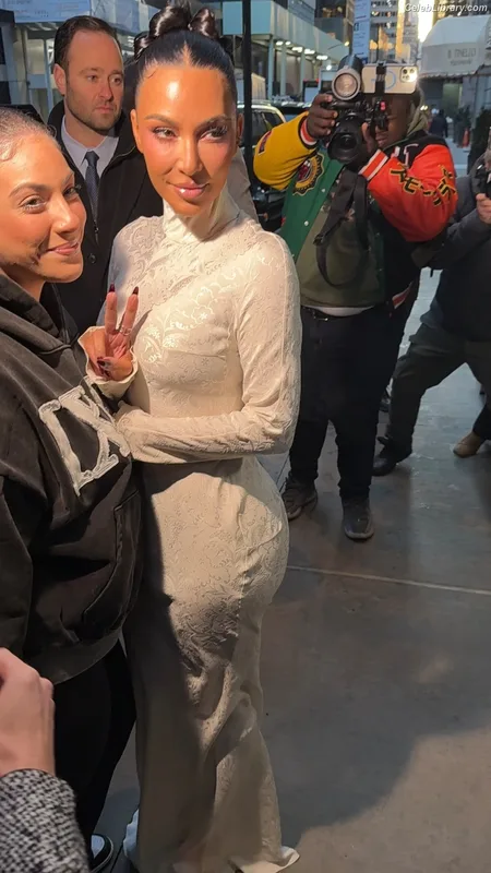 Kim Kardashian photo 5 of 4170