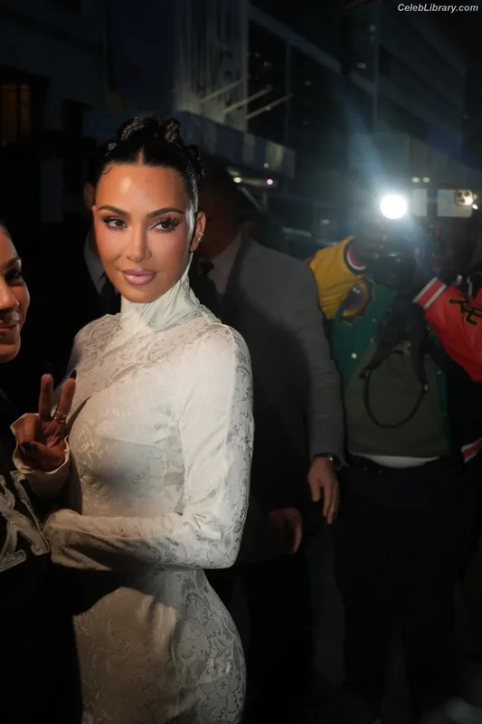 Kim Kardashian photo 21 of 4170