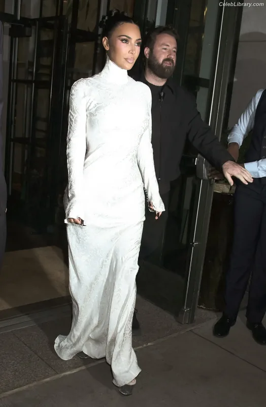 Kim Kardashian photo 2 of 4170