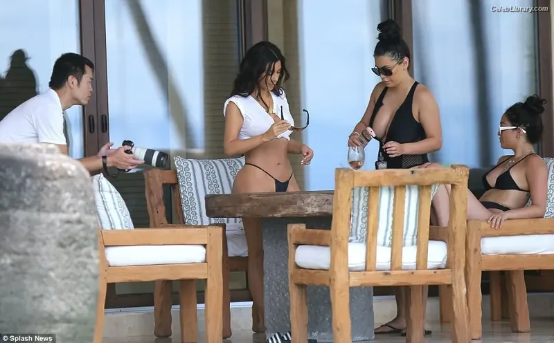 Kim Kardashian photo 16 of 4170
