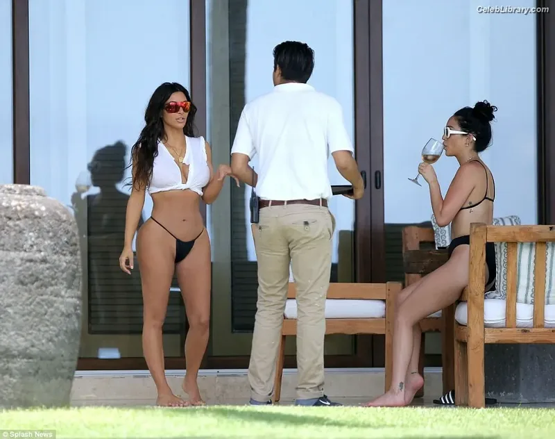 Kim Kardashian photo 20 of 4170