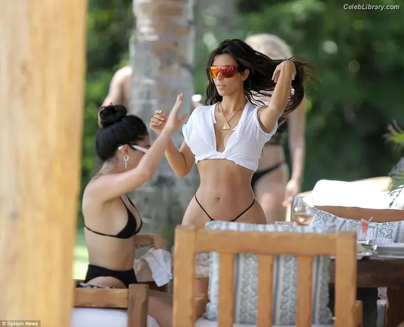 Kim Kardashian photo 21 of 4170