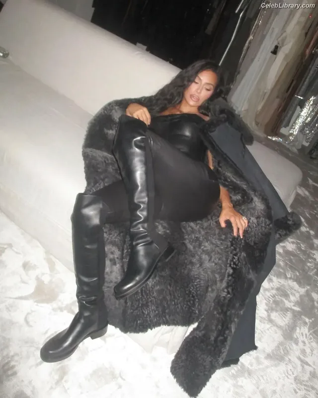 Kim Kardashian photo 5 of 4170
