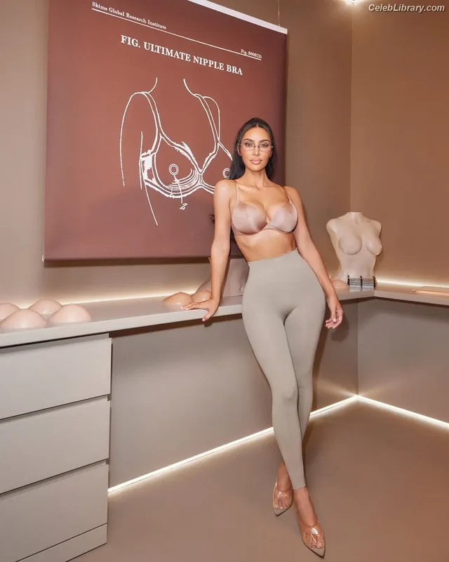 Kim Kardashian photo 11 of 4170
