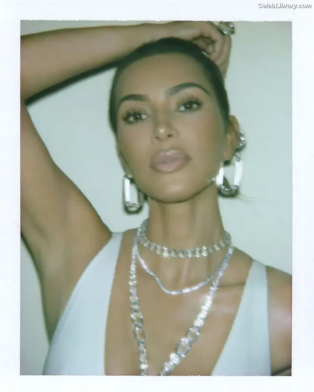 Kim Kardashian photo 15 of 4170