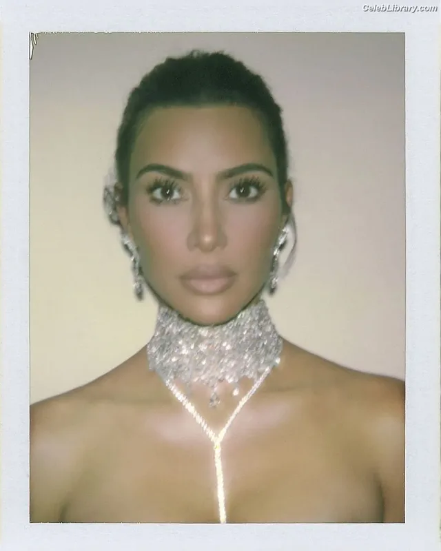 Kim Kardashian photo 16 of 4170