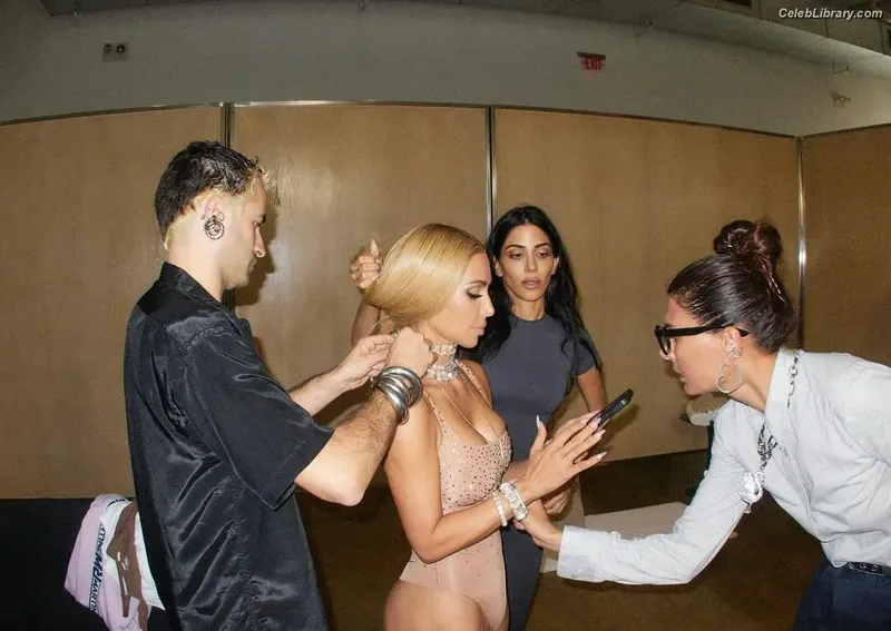 Kim Kardashian photo 20 of 4170