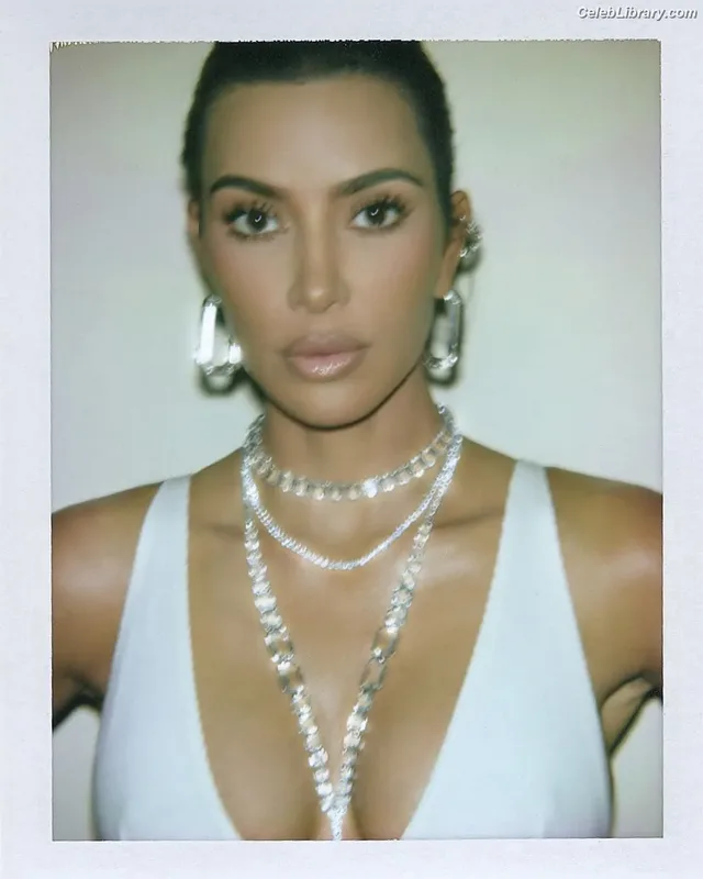 Kim Kardashian photo 1 of 4170