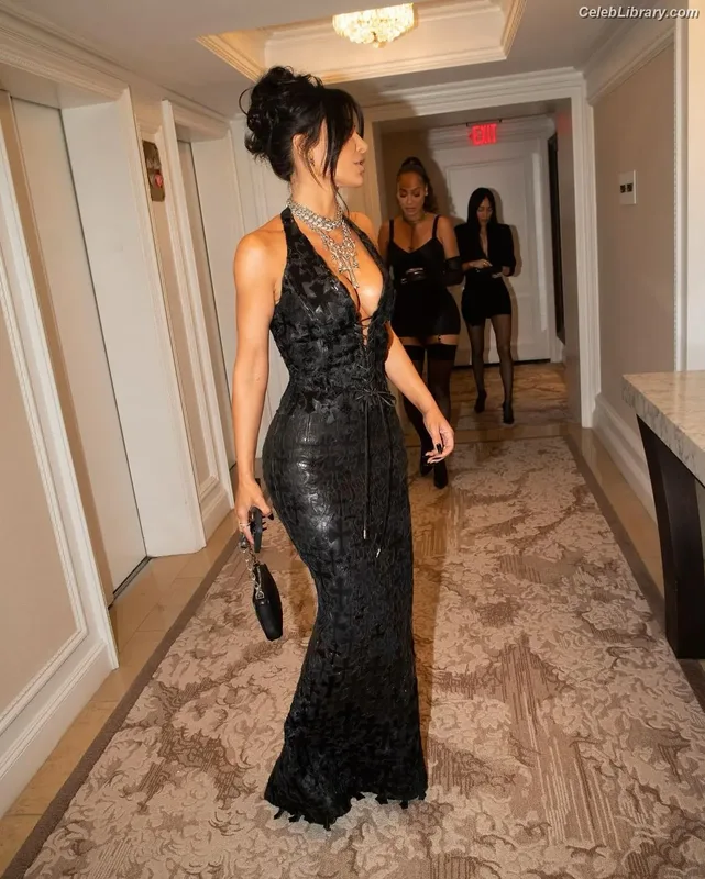 Kim Kardashian photo 14 of 4170