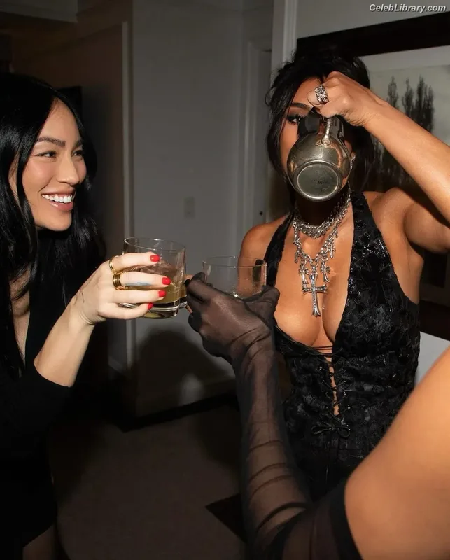 Kim Kardashian photo 4 of 4170