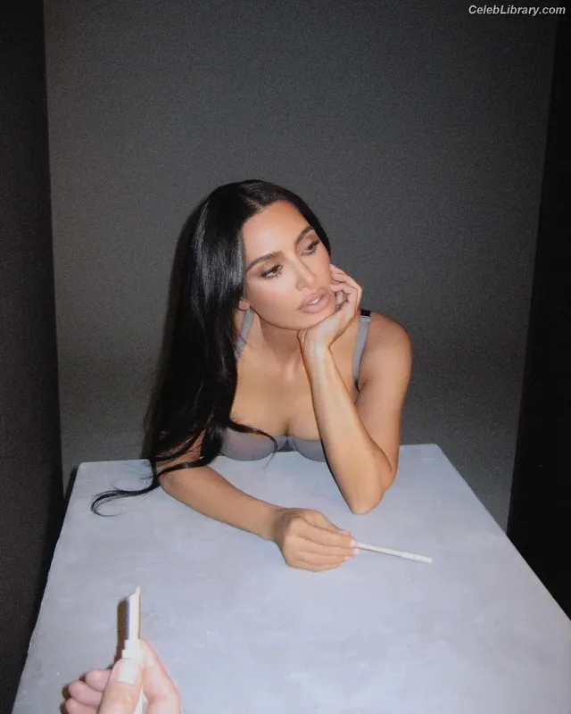Kim Kardashian photo 21 of 4170