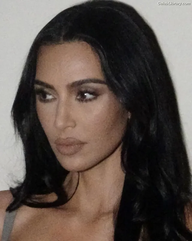 Kim Kardashian photo 24 of 4170