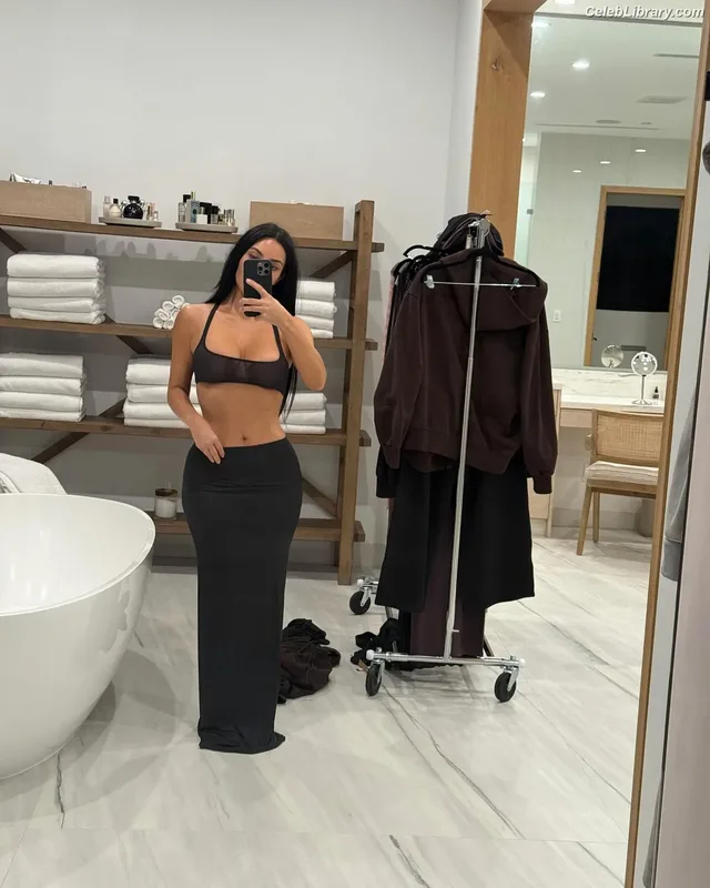 Kim Kardashian photo 7 of 4170