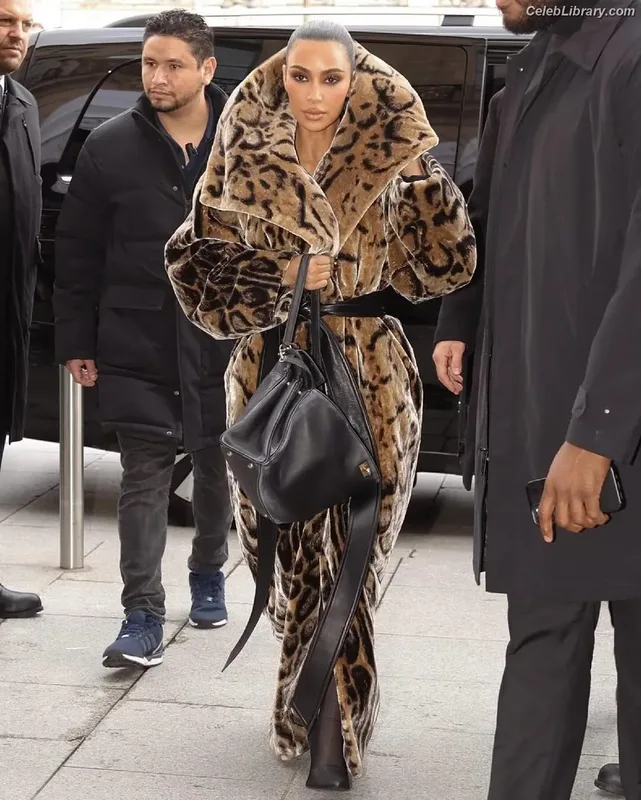Kim Kardashian photo 8 of 4170