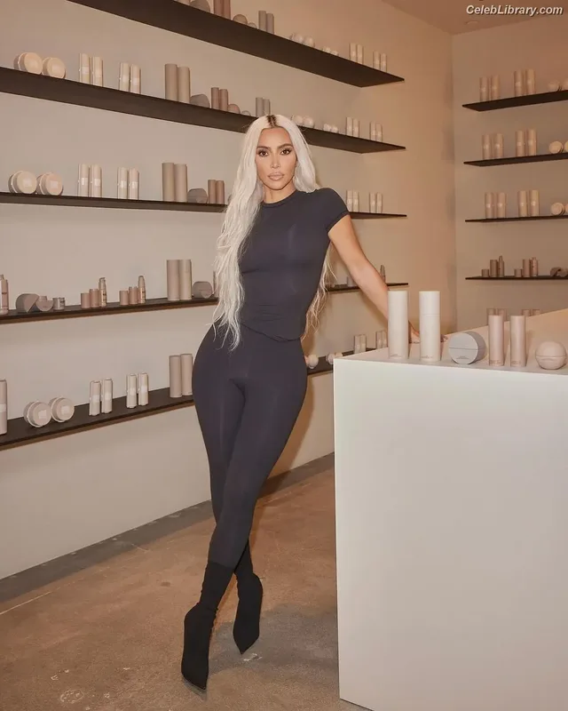 Kim Kardashian photo 14 of 4170