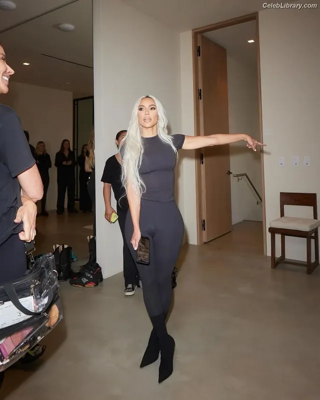 Kim Kardashian photo 15 of 4170